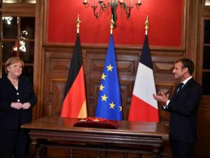 Fransa Cumhurbaşkanı Macron'dan Merkel'e onur nişanı