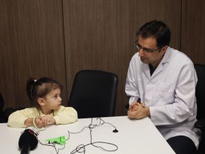 3 yaşındaki Tusem 'Biyonik Kulak'la ilk kez duydu