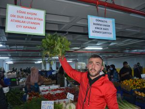 Ispanak satışları düşen esnaf çareyi afiş asmakta buldu