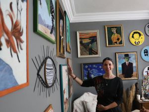 Binlerce iğne darbesiyle sanat eseri ortaya çıkarıyor