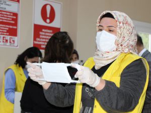 Milli Eğitim destek verdi, 6 kadın bir yılda 3,5 milyondan fazla maske üretti