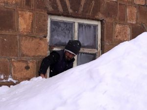 Muş'ta kar kalınlığının 1,5 metreye ulaştığı köyde kardan tüneller oluştu