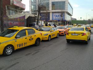 İstanbul'da taksimetre kuyruğu sürüyor