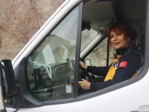 Diyarbakır'ın 'kırmızı başlıklı' kadın ambulans şoförü, zamanla yarışıyor