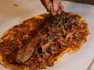 Adana'da yeni trend: 'Lahmacun arası kebap'