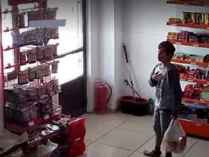Erzincan'da köpek saldırısından son anda kaçan çocuğun korku dolu anları güvenlik kamerasına yansıdı