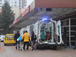 Türkiye'ye kaçak geçiş yapmak isteyen 2 kişi mayına bastı