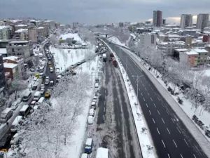 Bağcılar O3 Otoyolu'na park edilen araçlar drone ile görüntülendi