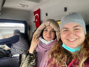 Kar esaretinde hastaneye iş makinesiyle giden ebeler, o anları anlattı