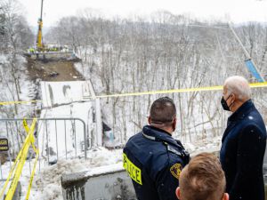 Biden, Pittsburgh'da çöken köprüyü ziyaret etti