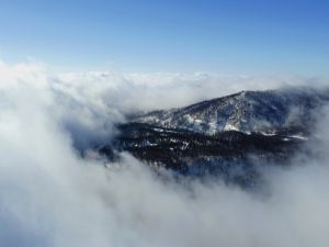 Kartepe'de bulutlarının oluşturduğu kartpostallık manzara dron ile görüntülendi