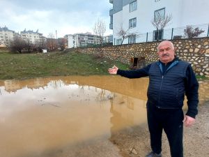 Her yağış sonrası göle dönen sokak çözüm bekliyor