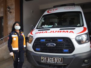 Kadın ambulans şoförü ekibiyle hayat kurtarıyor