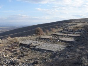 Bin 200 metre rakımdaki betonla kapatılan petrol kuyuları şaşırtıyor