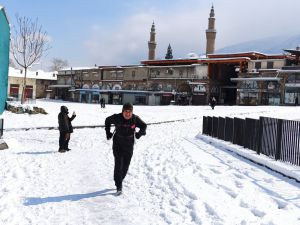 Kar kış dinlemiyor; her gün işten evine koşarak gidiyor