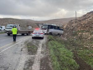 Şanlıurfa'da işçi servisi devrildi: 15 yaralı