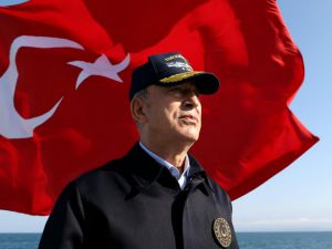 Bakan Akar, 'Çanakkale Geçilmez' yazan altın madalyalı Türk bayrağını törenle göndere çekti