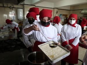 Geleceğin kadın baklava ustaları yetişiyor