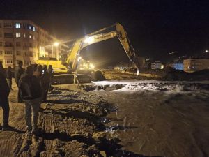 Bozkurt'ta kar sularının erimesiyle Ezine çayı taştı: Geçici köprü hasar gördü