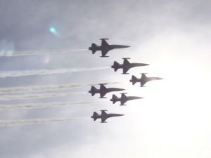 Türk Yıldızları'nın Muş semalarındaki gösteri uçuşu nefes kesti