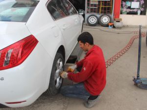 Kışı uzun süren Erzurum’da yaz mesaisi başladı, lastikçilerde yoğunluk oluştu