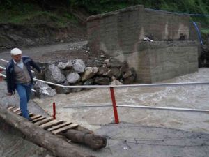 Selde yıkılan köprü üzerine yaptıkları ahşap merdivenle karşıya geçiyorlar