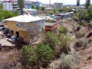 Tuzluca’da dere yatağındaki evler selde zarar gördü