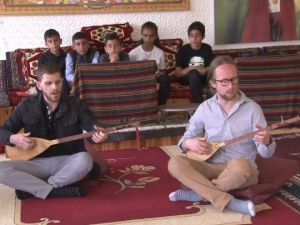 Bağlama aşığı iki Amerikalı