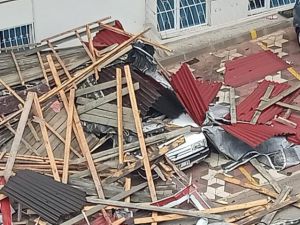 Ankara'da fırtına çatı uçurdu