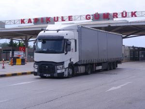 Sebze ve meyve taşıyan tırlar günlerdir Kapıkule'de bekliyor