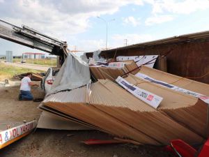 4 işinin içinde uyuduğu otomobilin üzerine MDF yüklü TIR devrildi
