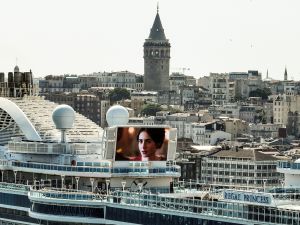İstanbul manzaralı dev gemide sinema keyfi
