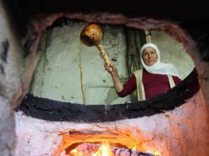 Karnavas'ta kazanlar dut pekmezi için kaynamaya başladı