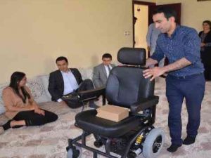 Yıllardır evlerinden çıkamayan engelli kızların isteği yerine getirildi