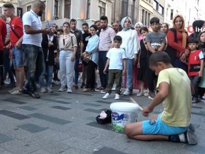 Yoğurt kabıyla bateri çalan çocuğa yoğun ilgi