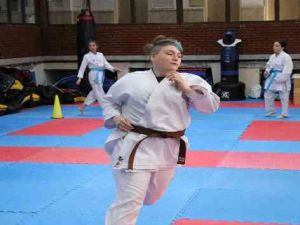 Doğuştan işitme engelli Cansu, karate yaparak hayata yeniden tutundu