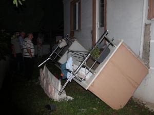 Oturdukları balkon çöken çift neye uğradığı şaşırdı