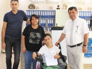 Serebral Palsi hastası İzel, okuma azmiyle örnek oluyor