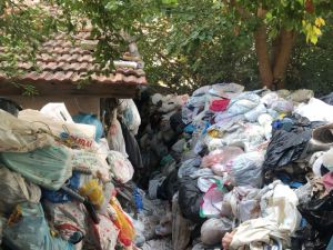 Evde tonlarca çöp çıktı
