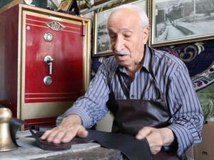 80 yaşında ilk günkü heyecanla mesleğini sürdürüyor