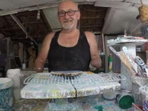 İki kolu ve bir bacağı olmayan adam yaptıklarıyla hayrete düşürüyor