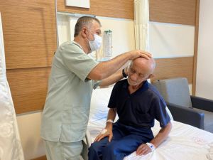 Duymayınca doktora gitti, ameliyatta kulağından çıkanlar şok etti