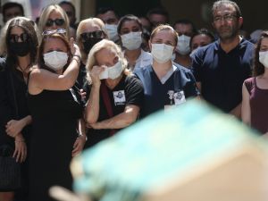 Rekortmen doktor yüzlerce kişiyi organ nakliyle kurtardı, kendisi organ beklerken hayata veda etti