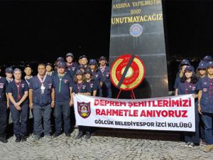 Depremde hayatını kaybedenler deprem saatinde dualarla anıldı