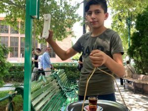 Parka yerleştirdiği telefonlar sayesinde çay siparişlerine yetişemiyor