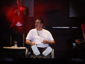Gündüz ölümden dönen Tatlıses, akşam tekerlekli sandalye ile sahneye çıkıp konser verdi