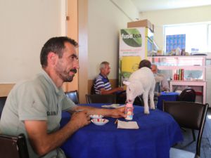 Bir çift ayakkabıyla takas ettiği kuzu yanından ayrılmıyor