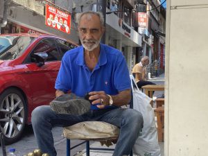 Radyo pilleri ve yağ tenekesi ile başladığı mesleğini ayakta tutmaya çalışıyor